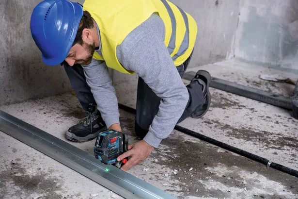 Bosch GCL 2-50 G + RM 10 + BT 150 Nivela laser verde cu linii (20 m) + Suport professional + Stativ - imagine 2